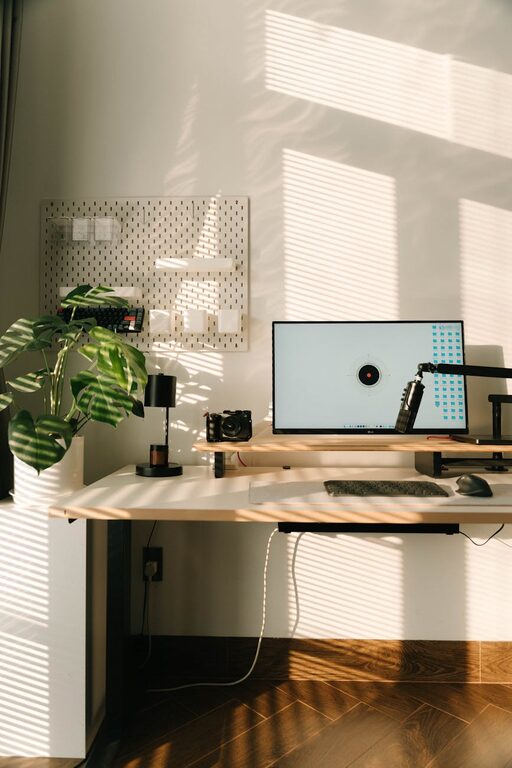 Consejos prácticos para organizar un espacio de trabajo en casa eficiente y acogedor